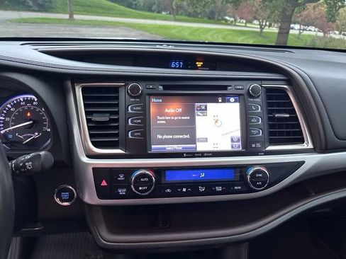 Used 2019 Toyota Highlander XLE AWD/4WD image 15