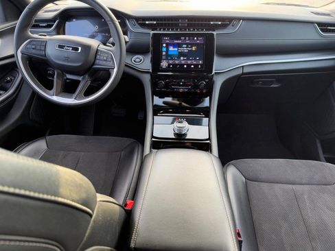 Used 2023 Jeep Grand Cherokee L Laredo image 12