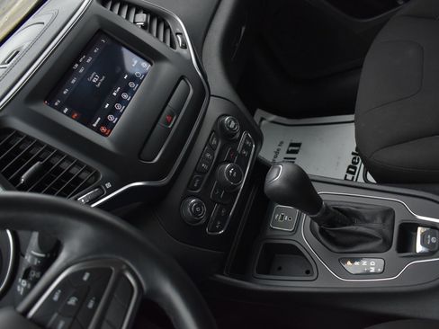 Used 2019 Jeep Cherokee Latitude w/ Cold Weather Group image 22