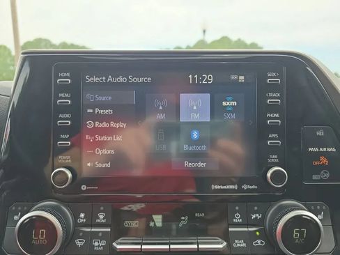 Used 2020 Toyota Highlander XLE AWD/4WD image 31