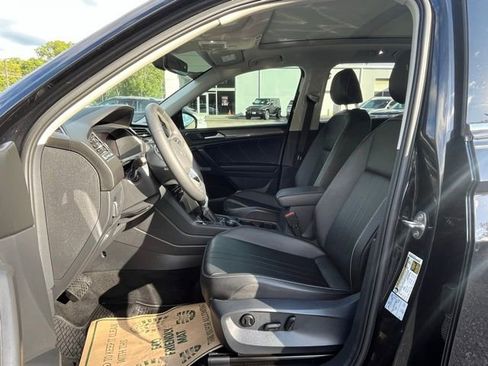 Used 2022 Volkswagen Tiguan SE w/ Panoramic Sunroof Package image 28