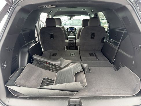 Used 2022 Chevrolet Traverse LT image 35