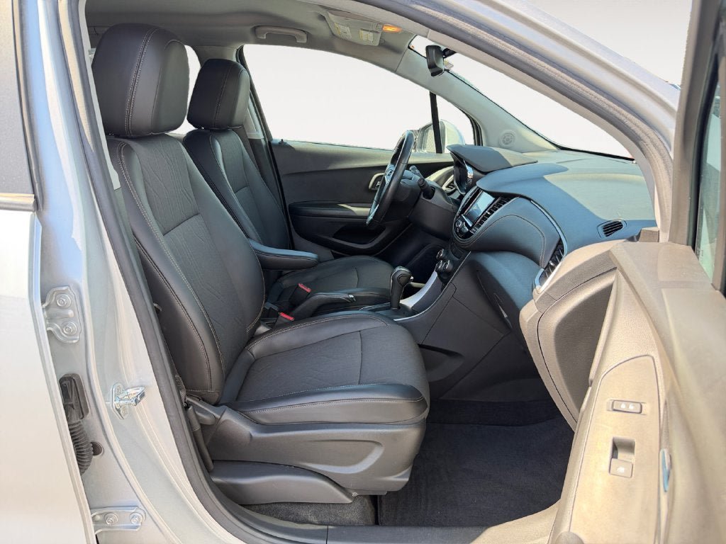 Used 2022 Chevrolet Trax LT w/ LT Convenience Package AWD/4WD image 25