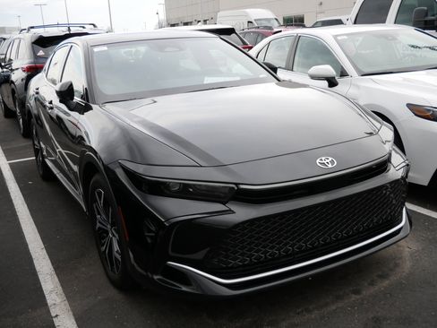 Used 2025 Toyota Crown XLE image 3