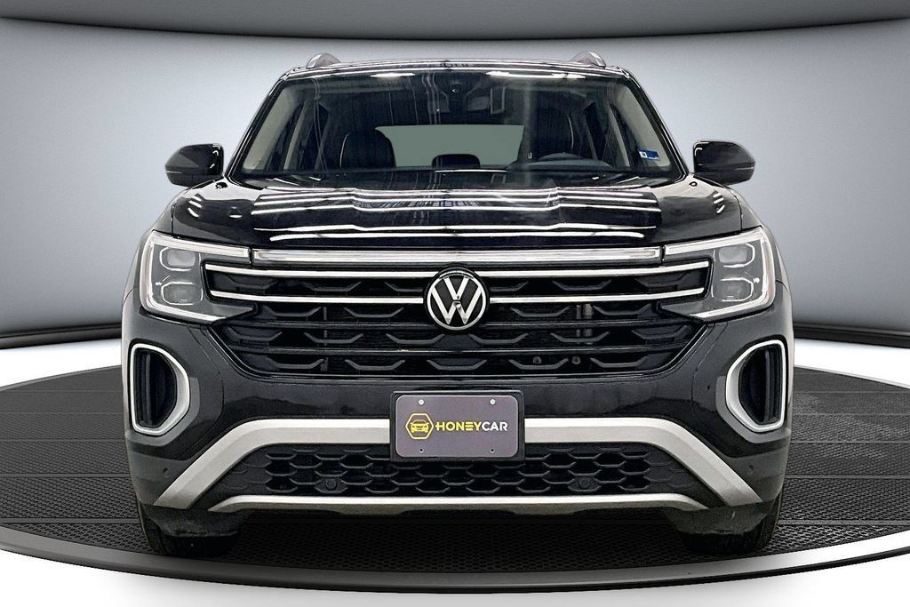 Used 2024 Volkswagen Atlas Peak Edition SE AWD/4WD image 2