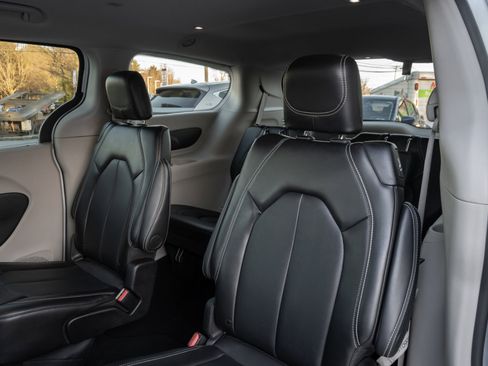 Used 2024 Chrysler Pacifica Touring-L image 18