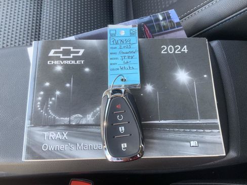 Used 2024 Chevrolet Trax LT FWD image 55