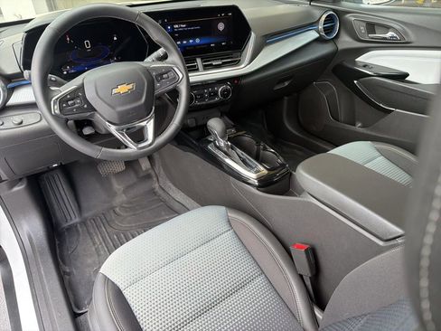 Used 2025 Chevrolet Trax LT w/ Driver Confidence Package FWD image 17