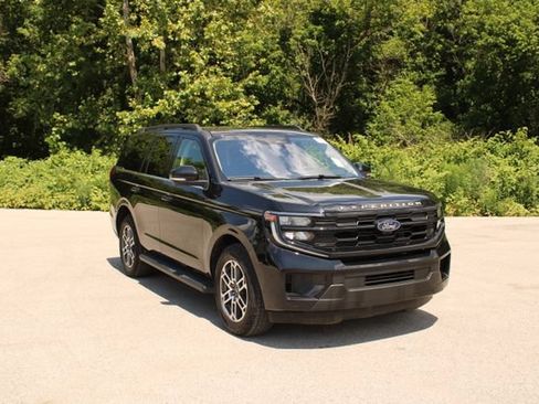 Used 2025 Ford Expedition Active AWD/4WD image 3