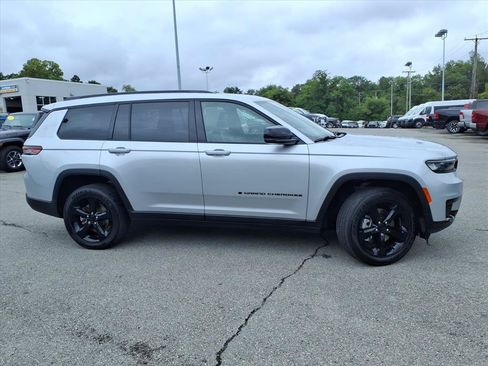 Used 2025 Jeep Grand Cherokee L Altitude AWD/4WD image 3