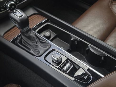 Used 2020 Volvo XC60 T6 Inscription w/ Protection Package Premier image 21