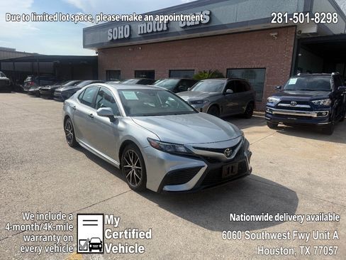 Used 2022 Toyota Camry SE FWD image 1