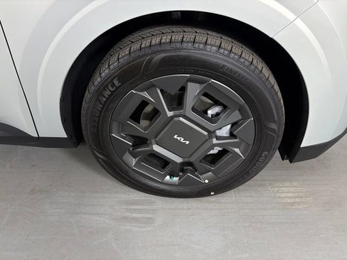 New 2026 Kia Carnival EX FWD image 10