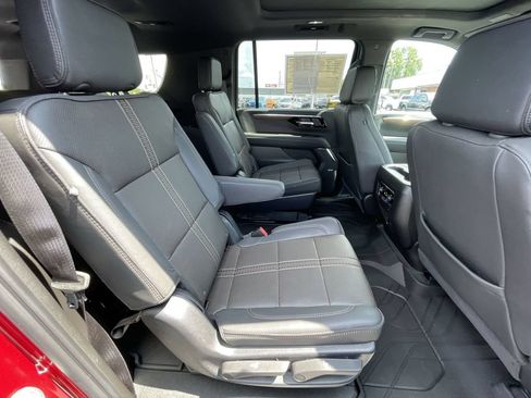 Used 2025 Chevrolet Suburban High Country AWD/4WD image 28