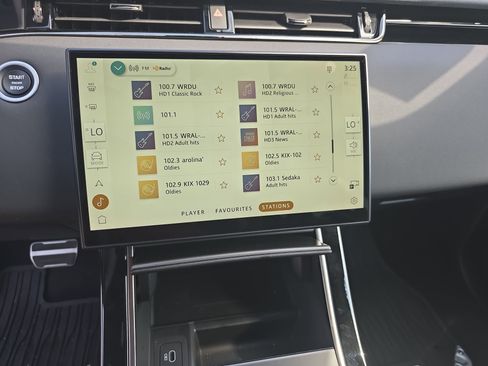 Used 2024 Land Rover Range Rover Evoque Dynamic SE image 19