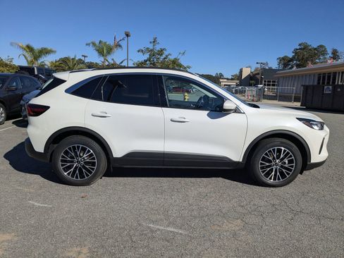 New 2024 Ford Escape SE image 3