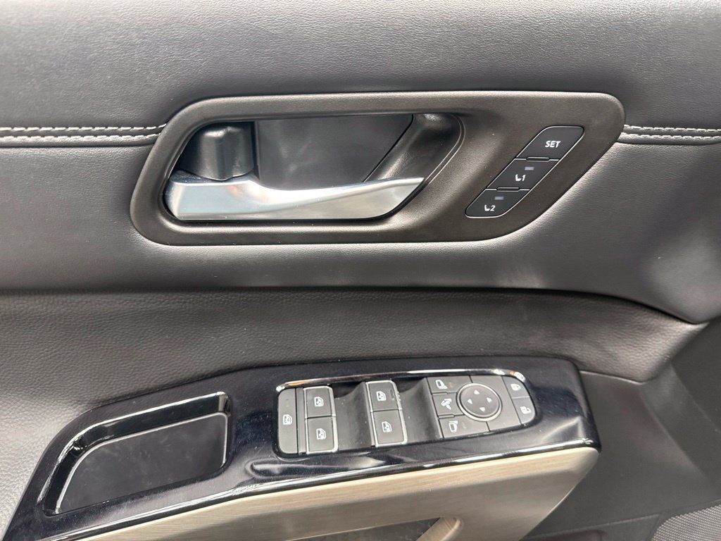 Used 2025 Nissan Pathfinder Platinum FWD image 13