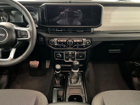 Used 2024 Jeep Wrangler Unlimited Sahara AWD/4WD image 13
