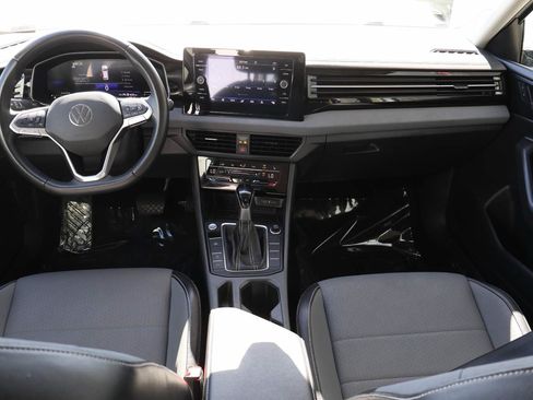 Used 2025 Volkswagen Jetta SE FWD image 11