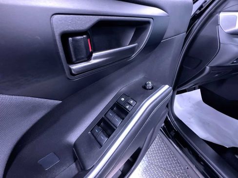 Used 2025 Toyota Highlander LE FWD image 12