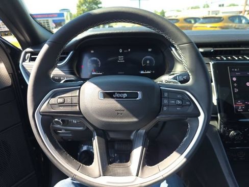 Used 2025 Jeep Grand Cherokee Altitude AWD/4WD image 16