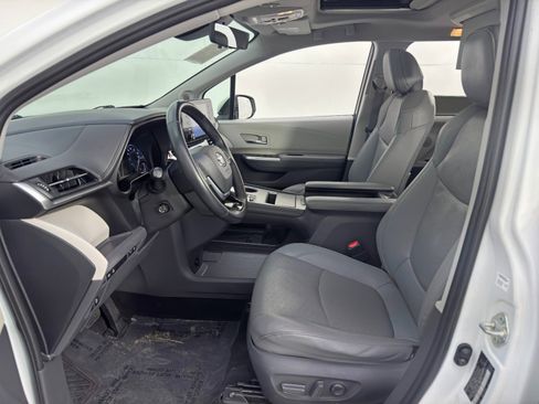 Used 2021 Toyota Sienna Limited image 16