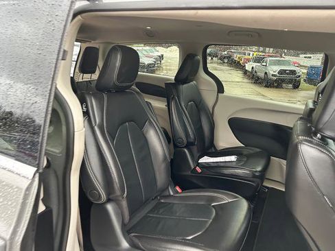 Certified 2022 Chrysler Pacifica Touring-L image 21