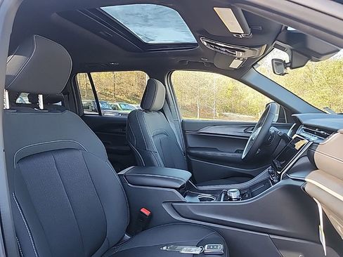 New 2025 Jeep Grand Cherokee Laredo X w/ Luxury Tech Group I image 11