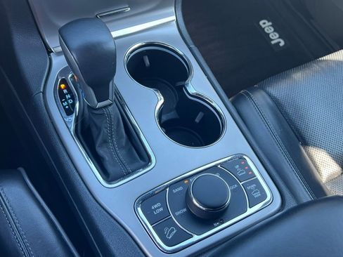 Used 2019 Jeep Grand Cherokee Overland AWD/4WD image 37