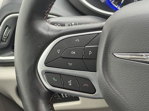 Used 2020 Chrysler Pacifica Touring-L image 22