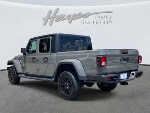Used 2022 Jeep Gladiator Sport AWD/4WD image 6