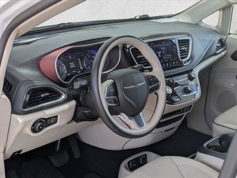 Used 2020 Chrysler Pacifica Limited FWD image 10