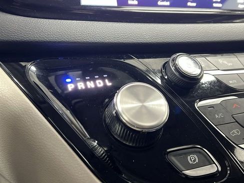 Used 2024 Chrysler Pacifica Touring-L image 15