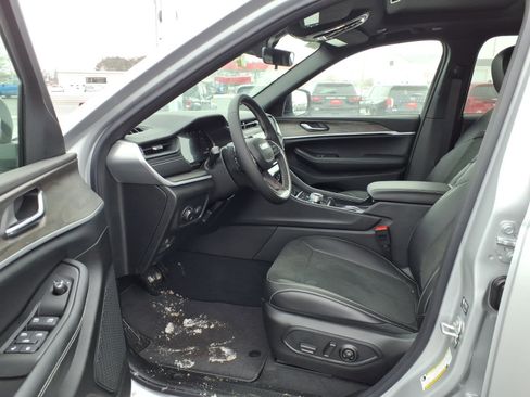 New 2026 Jeep Grand Cherokee Altitude image 7