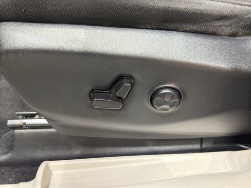 Used 2023 Chrysler Voyager LX image 18