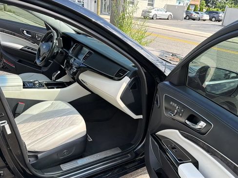 Used 2017 Kia K900 Luxury w/ VIP Plus Package RWD image 25