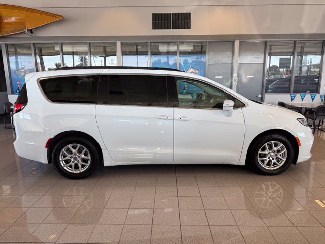 Used 2022 Chrysler Pacifica Touring-L w/ Uconnect Theater Family Group FWD image 3