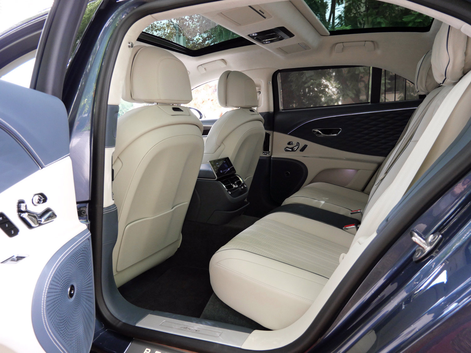Used 2023 Bentley Flying Spur Azure AWD/4WD image 18