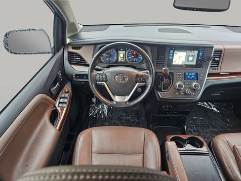 Used 2017 Toyota Sienna Limited Premium image 3