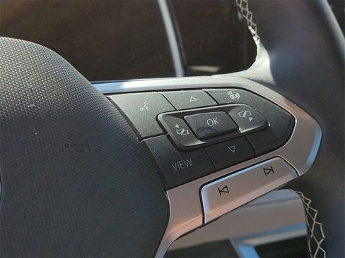 Certified 2025 Volkswagen Taos SE image 29