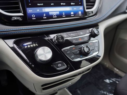 Used 2021 Chrysler Pacifica Touring image 16