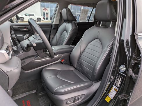 Certified 2023 Toyota Highlander XLE image 14