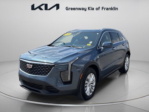 Used 2024 Cadillac XT4 Luxury w/ Cold Weather Package FWD image 3