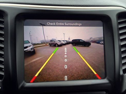 Used 2016 Jeep Cherokee Latitude w/ Comfort/Convenience Group image 19