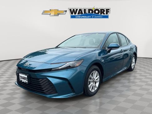 Used 2025 Toyota Camry LE w/ Convenience Package FWD image 3