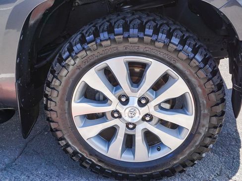 Used 2017 Toyota Tundra Limited w/ Limited Premium Package RWD image 9