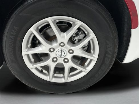 Used 2024 Chrysler Pacifica Touring-L FWD image 8
