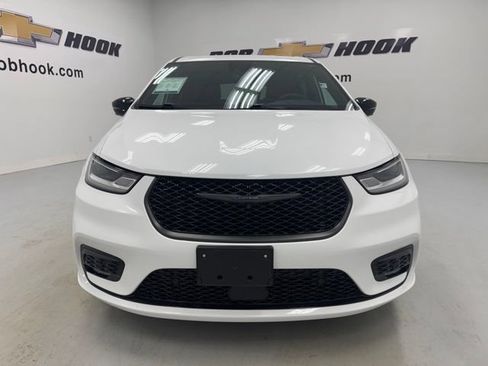 Used 2024 Chrysler Pacifica Limited FWD image 2
