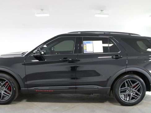 Used 2025 Ford Explorer ST image 6