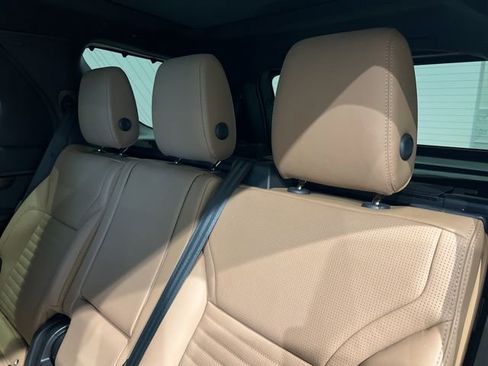 Used 2024 Land Rover Discovery Dynamic SE image 37